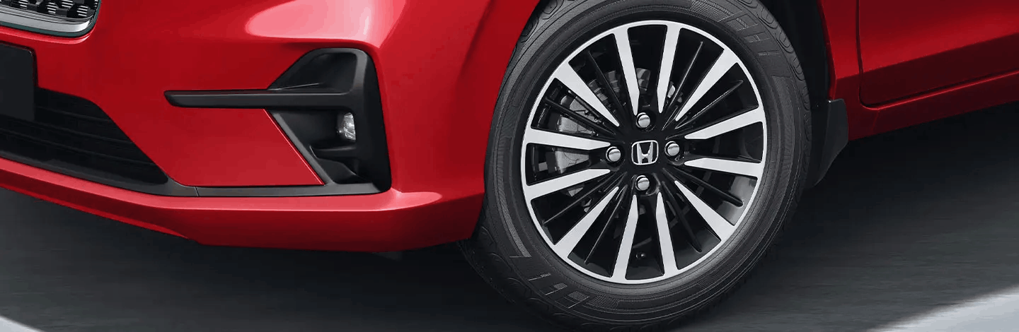 Dual-Tone Diamond-Cut R15 Alloy Wheels